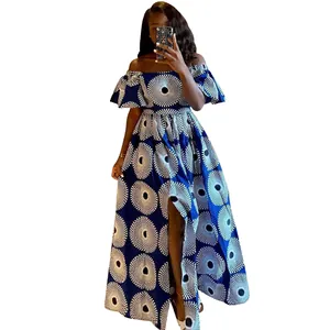 Elegante vestido largo con hombros descubiertos, estampado étnico azul y abertura.
