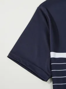 Nahaufnahme eines marineblauen Herren-Poloshirts mit Stoffstruktur und weißen Streifen