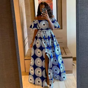 Vista de cuerpo entero de vestido largo azul y blanco con estampado geométrico