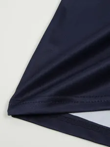 Nahaufnahme von atmungsaktivem marineblauem Stoff und Nähten an Herren-Freizeit-Polos