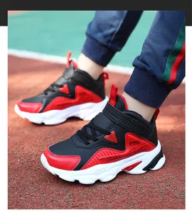 Gros plan de baskets de basket pour garçons en cuir imperméable rouge et noir.