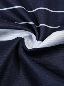 Detailaufnahme des dunkelblau-weiß gestreiften atmungsaktiven Mesh-Stoffs für Poloshirts