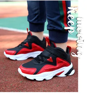 Vue détaillée de baskets de sport imperméables pour garçons en cuir rouge et noir