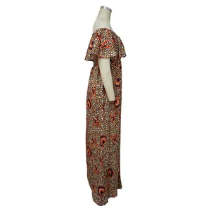Vista lateral de vestido maxi con hombros descubiertos y estampado étnico vibrante