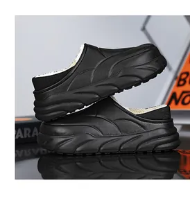 Detailansicht schwarzer wasserfester Winter-Clogs mit dickem, warmem, weißem Plüschfutter