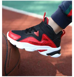 Détail de chaussures de basketball imperméables pour garçons sur un terrain