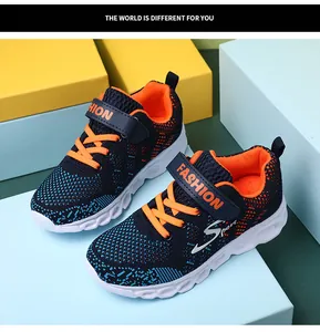 Vista dettagliata delle scarpe da corsa traspiranti in flyknit blu navy e arancione.