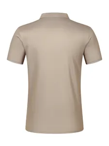 Detaillierte Rückansicht eines klassischen Herren-Poloshirts in Khaki aus Piqué-Gewebe