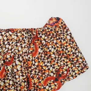 Vista detallada de vestido con estampado digital vibrante y cintura elástica
