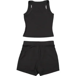 Vista completa del set da donna nero a coste con canotta e pantaloncini a vita alta.