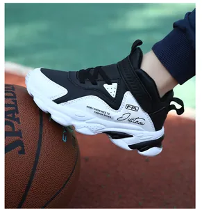 Vue détaillée de chaussures de basket imperméables pour garçons en cuir synthétique noir
