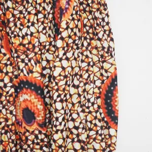Vista detallada de la vibrante tela con estampado digital de este elegante vestido floral