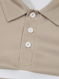 Detailansicht eines khakifarbenen Herren-Poloshirt-Kragens mit weißen Knöpfen