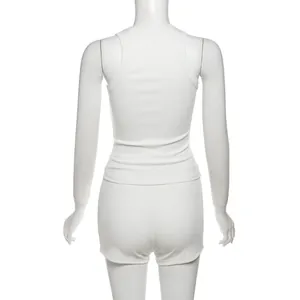 Dettaglio posteriore di un top bianco a coste e pantaloncini a vita alta abbinati.