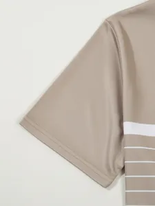 Nahaufnahme eines Herren-Poloshirts in Khaki mit atmungsaktivem Mesh und Streifen