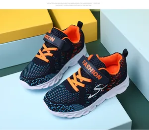 Dettaglio di scarpe sportive da bambino in maglia traspirante, blu e arancione