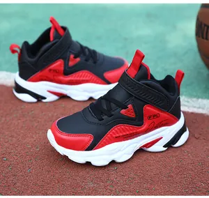 Gros plan sur des chaussures de basket en cuir imperméable rouge et noir