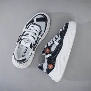 Λεπτομέρεια ανδρικών sneakers με πλατφόρμα, φθαρμένο καμβά και ξύλινα κουμπιά