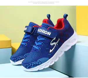Vista dettagliata delle scarpe sportive per bambini in maglia blu traspirante con velcro.