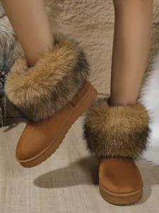 Gros plan de bottes de neige d'hiver chaudes avec bordure en fausse fourrure