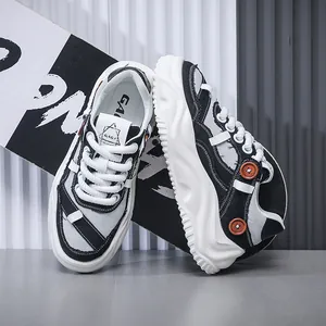 Λεπτομέρεια από ογκώδη patchwork sneakers με χοντρή κυματιστή σόλα και σχοινένια κορδόνια.