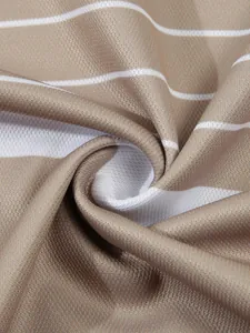Detailaufnahme des atmungsaktiven gestreiften Stoffes eines Herren-Poloshirts