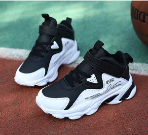 Gros plan sur les chaussures de basket imperméables montantes noires et blanches