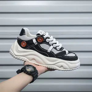 Κοντινό πλάνο μοντέρνων ανδρικών sneakers με χοντρή σόλα και διακοσμητικά κουμπιά