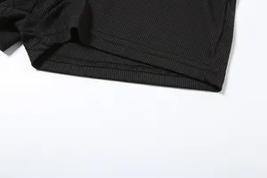 Dettaglio ravvicinato dell'orlo su pantaloncini neri a coste a vita alta con cuciture