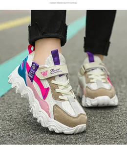 Detailansicht der atmungsaktiven Mädchen-Sneaker mit modernem buntem Patchwork-Design