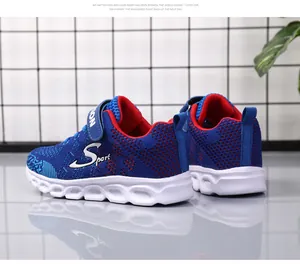 Dettaglio ravvicinato di sneakers blu da bambino in tessuto fly-knit con suola bianca cava.