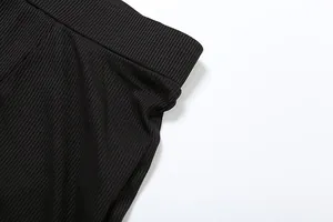 Primo piano del tessuto a costine nero che mostra la trama e i dettagli della vita degli shorts.