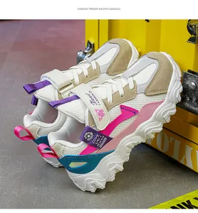 Detailansicht Mädchen Sneaker in Pink mit klobiger weißer Sohle und Klettverschluss
