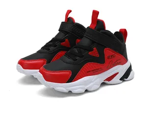 Vue latérale de chaussures de basket enfant rouges et noires en cuir avec semelles blanches