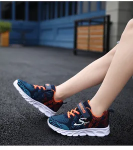 Scarpe sportive traspiranti fly-knit per bambini per corsa e attività all'aperto.