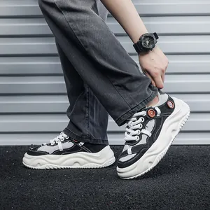 Λεπτομέρεια από ανδρικά πάνινα sneakers με χοντρή σόλα και ξύλινα διακοσμητικά κουμπιά.
