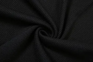 Macro primo piano del tessuto a costine nero che mostra i minimi dettagli della trama