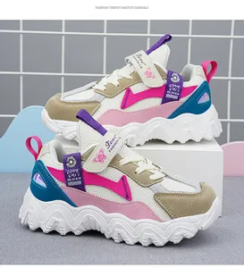 Seitenansicht bunter Mädchen-Laufschuhe mit atmungsaktivem Mesh und dicken Wellensohlen