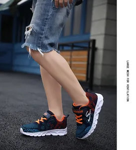 Dettaglio delle scarpe sportive flyknit traspiranti da ragazzo con rete