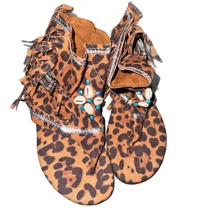Sandalias planas de dedo con estampado de leopardo, flecos y detalles de conchas