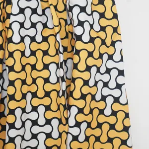 Detalle de vestido estilo Hepburn con estampado digital geométrico en amarillo y blanco