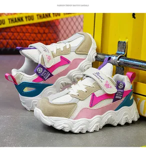 Stylische bunte Mesh-Sneaker für Mädchen mit dicker, welliger weißer Sohle und Klettverschluss.