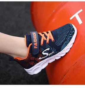 Dettaglio scarpe sportive per ragazzi in rete traspirante fly-weave blu navy e arancione