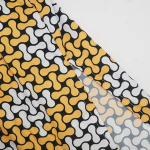 Primer plano de la abertura lateral en vestido estilo Hepburn con estampado amarillo