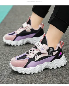 Nahaufnahme von lila und rosa Mesh-Laufschuhen für Mädchen im Freien