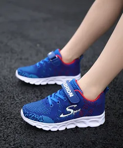 Dettaglio di scarpe da corsa in mesh traspirante blu da bambino con suole bianche