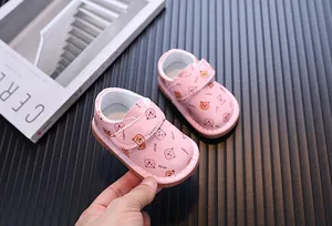 Dettaglio scarpe primi passi rosa per neonato con simpatico orsetto e chiusura a strappo