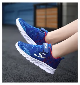 Primo piano di scarpe da ginnastica in maglia blu da bambino, comode ed eleganti.