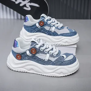 Λεπτομερής πλάγια όψη denim sneakers με ξύλινα κουμπιά και λευκή σόλα πλατφόρμα