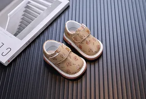 Dettaglio scarpe da camminata beige per neonati con stampa orsetto e suola in gomma